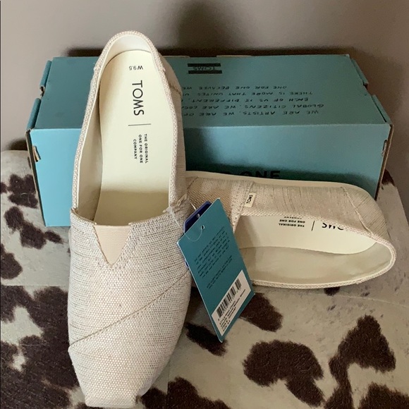 Toms Shoes - TOMS woven tan  shoes NWT /size 9W